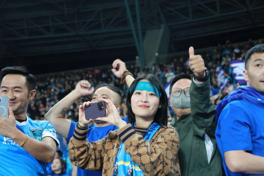 哈登回归首秀大放异彩，苏炳添主场球迷高呼名字